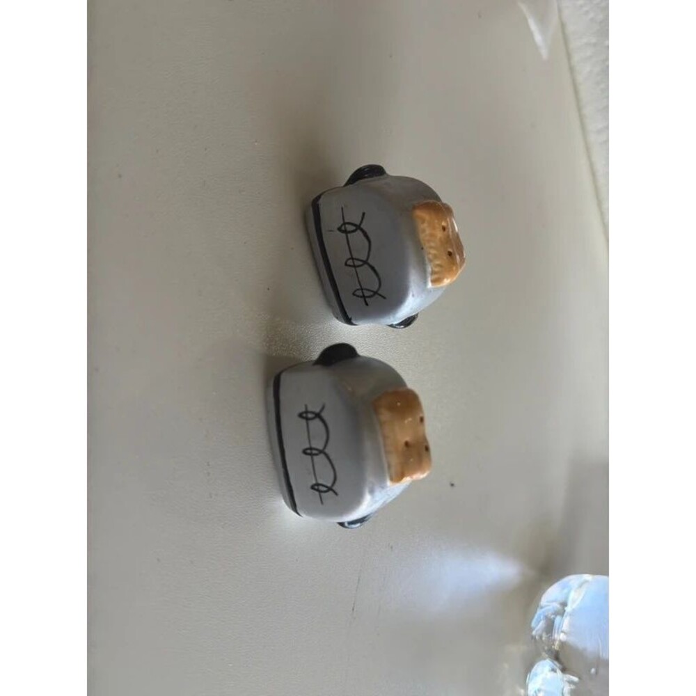unbranded vintage ceramic toaster-shaped salt and pepper shakers.